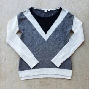 Gap Black and Cream Sweater.